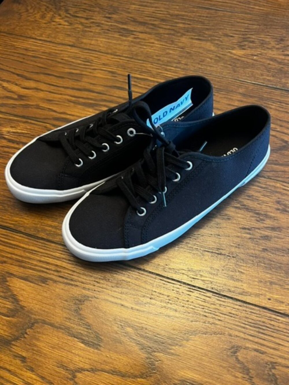 New w/tags Women's Old Navy sneaker Shoe, Black, Size 8, Canvas, So Cute!!